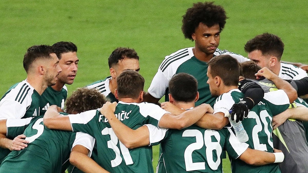 | Photo X/Djuricic10 : Panathinaoks players in a team huddle.