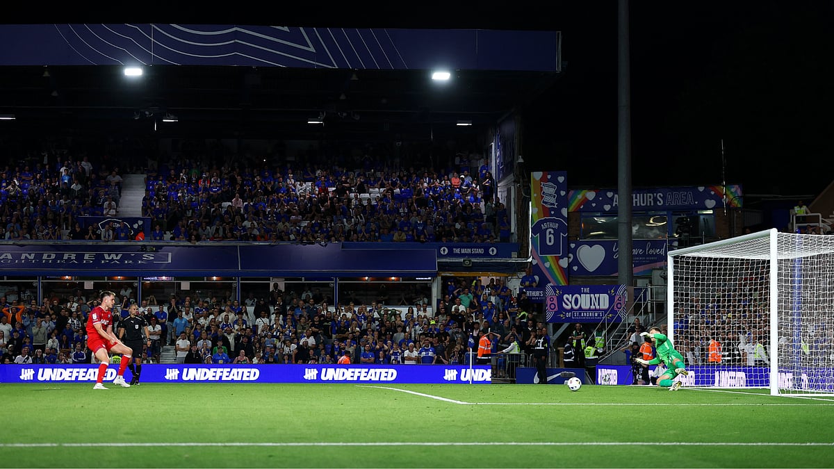 George Hirst scores a penalty against Ipswich Town