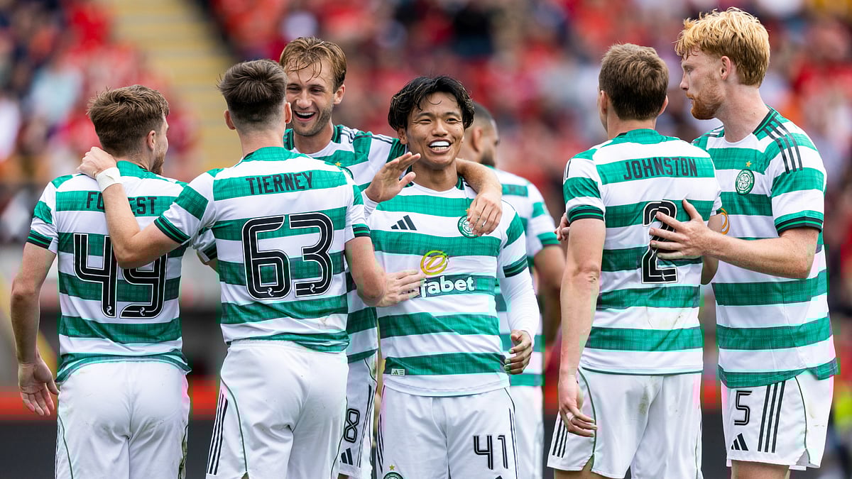 Aberdeen vs Celtic, Scottish Premiership 2025-26: Celtic's players celebrate Reo Hatate's goal.