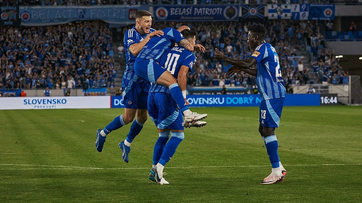X/@SKSlovan : Slovan Bratislava players celebrating a win.