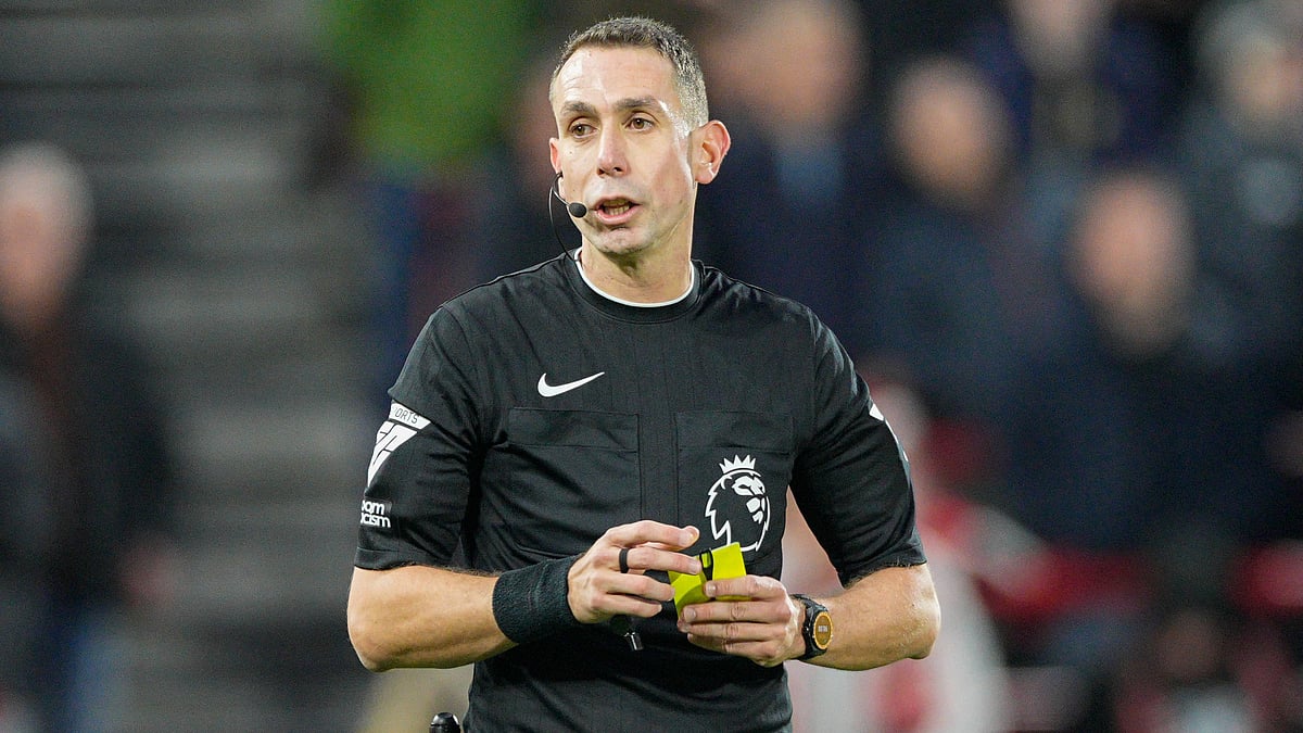 | Photo: AP/dave shopland : Referee David Coote during the English Premier League soccer match between Brentford and Aston Villa in London, Sunday, Dec. 17, 2023.