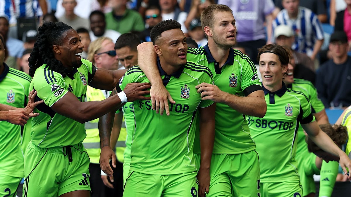 Fulham celebrate Muniz's equaliser against Brighton