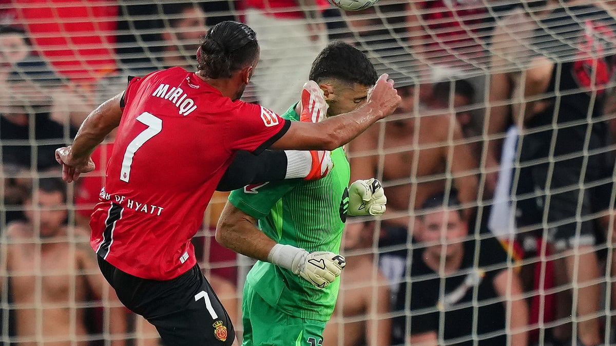 | Photo: AP/Joan Mateu Parra : Mallorca's Vedat Muriqi hits Barcelona's goalkeeper Joan García, for which he was sent off, during the La Liga soccer match between Mallorca and Barcelona in Mallorca, Spain, Saturday, Aug. 16, 2025.