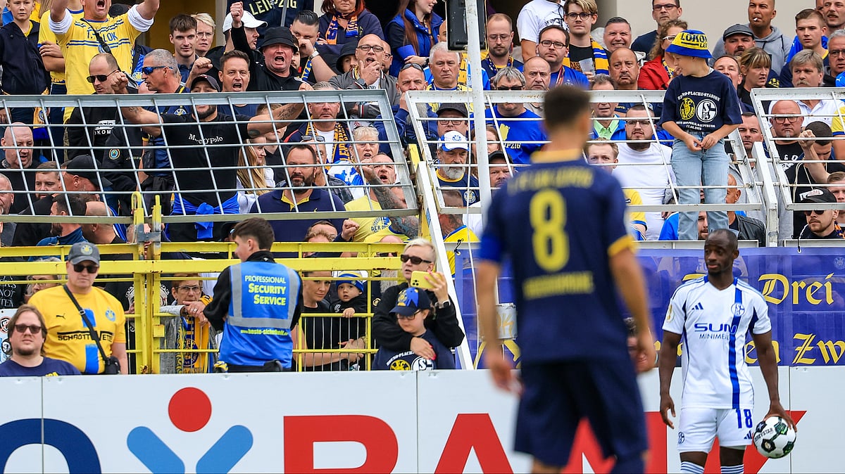 | Photo: dpa/Jan Woitas via AP : Schalke's Christopher Antwi-Adjei stands for a throw-in during the German soccer cup first round match between Lok Leipzig and FC Schalke 04 in Leipzig, Germany, Sunday Aug. 17, 2025.