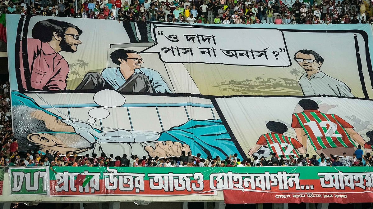 | Photo: X/mohunbagansg : Mohun Bagan Super Giant vs East Bengal, Durand Cup 2025: Mohun Bagan fans unfurled a tifo inspired by Satyajit Ray.