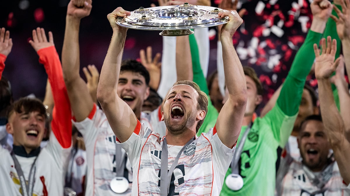 Harry Kane lifts the Bundesliga trophy