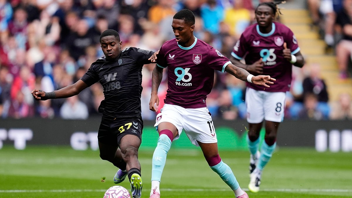 | Photo: AP via PA/Nick Potts : Burnley's Jaidon Anthony, center, and Sunderland's Noah Sadiki, left, battle for the ball during their English Premier League soccer match at Turf Moor, Burnley, England, Saturday, Aug. 23, 2025.