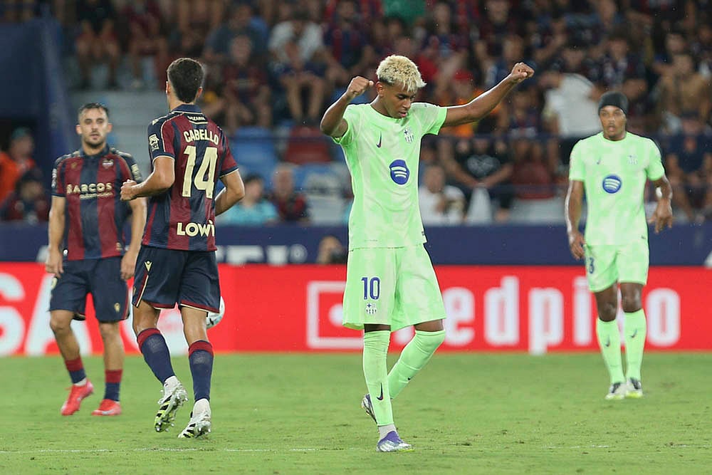 | Photo: AP/Alberto Saiz : La Liga 2025-26: Levante UD vs FC Barcelona 