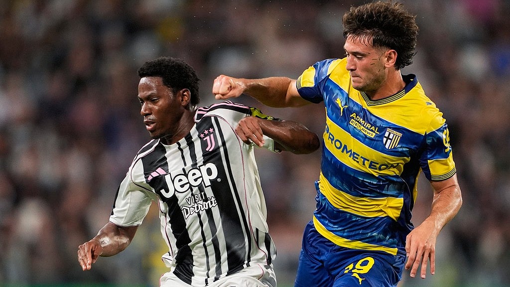 Fabio Ferrari/LaPresse via AP : Juventus's Jonathan David, left, in action during the Italian Serie A soccer match between Juventus and Parma at the Juventus Stadium in Turin, Italy, Sunday, Aug. 24, 2025.
