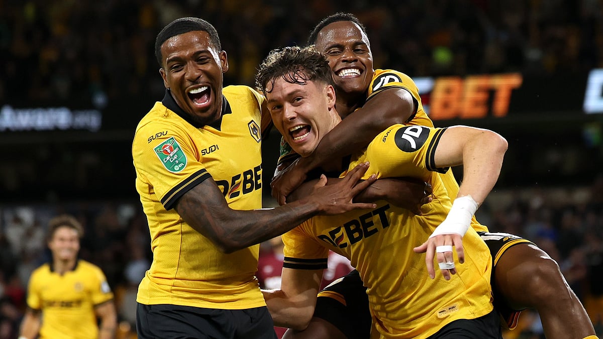 Wolves celebrate Jorgen Strand Larsen's late winner