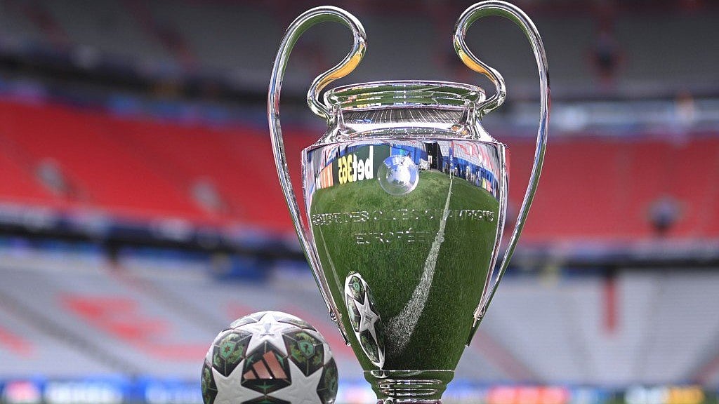 X/ThisIsMemento : Champions League trophy and the match ball.