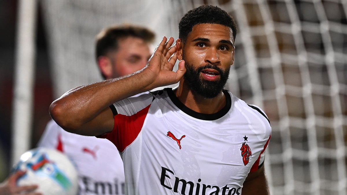 Ruben Loftus-Cheek celebrates his goal as AC Milan defeat Lecce.