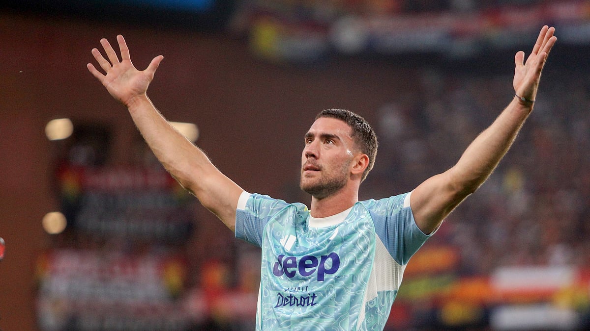 (Tano Pecoraro/LaPresse via AP) : Juventus' Dusan Vlahovic celebrates after scoring the opening goal during the Serie A soccer match between CFC Genoa 1893 and Juventus Turin in Genoa, Italy, Sunday, Aug. 31, 2025.