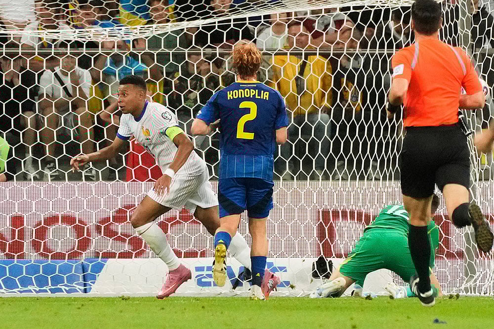 | Photo: AP/Czarek Sokolowski : FIFA World Cup Qualifiers: Ukraine vs France