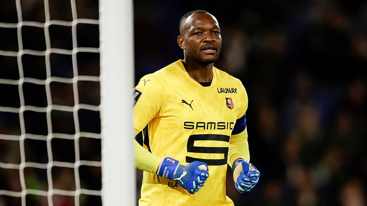 File : File photo of Steve Mandanda in action for Rennes.