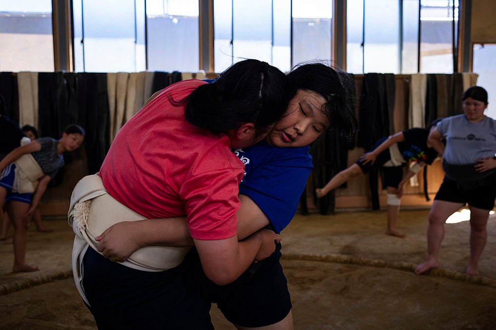 | Photo: AP/Louise Delmotte : Japan Womens Sumo