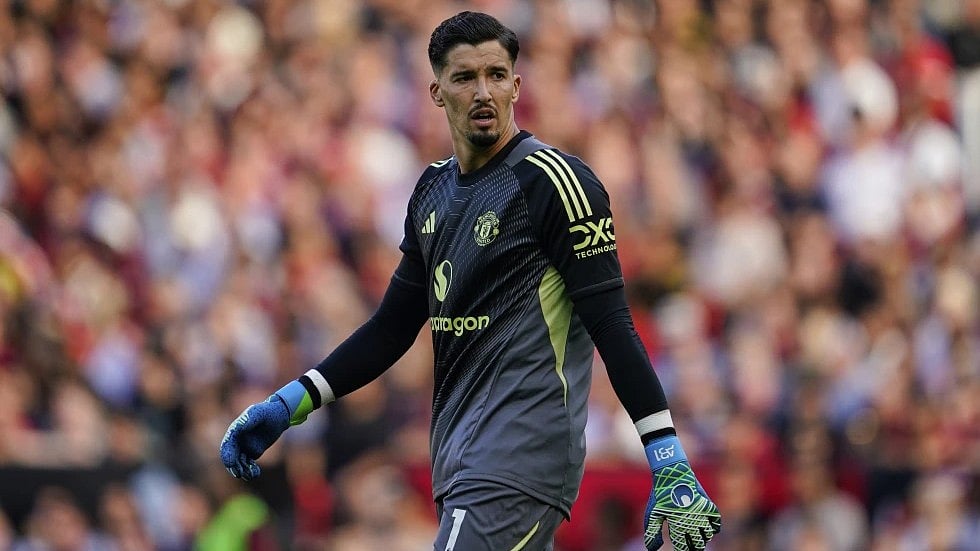 | Photo: AP/Dave Thompson : Manchester United’s goalkeeper Altay Bayindir concentrates during the English Premier League soccer match between Manchester United and Arsenal at Old Trafford stadium in Manchester, England, Sunday, Aug. 17, 2025.