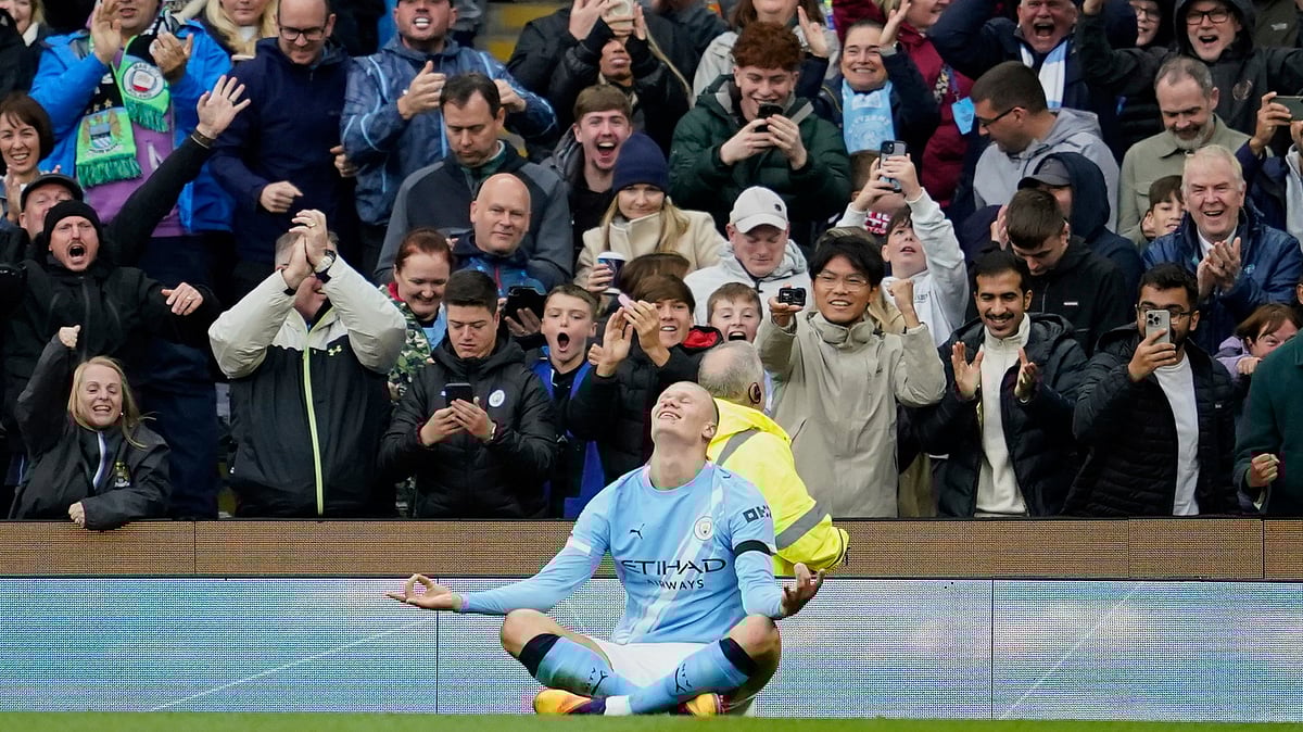  (AP Photo/Dave Thompson) : Manchester City's Erling Haaland celebrates after scoring during the Premier League soccer match between Manchester City and Manchester United in Manchester, England, Sunday, Sept. 14, 2025.
