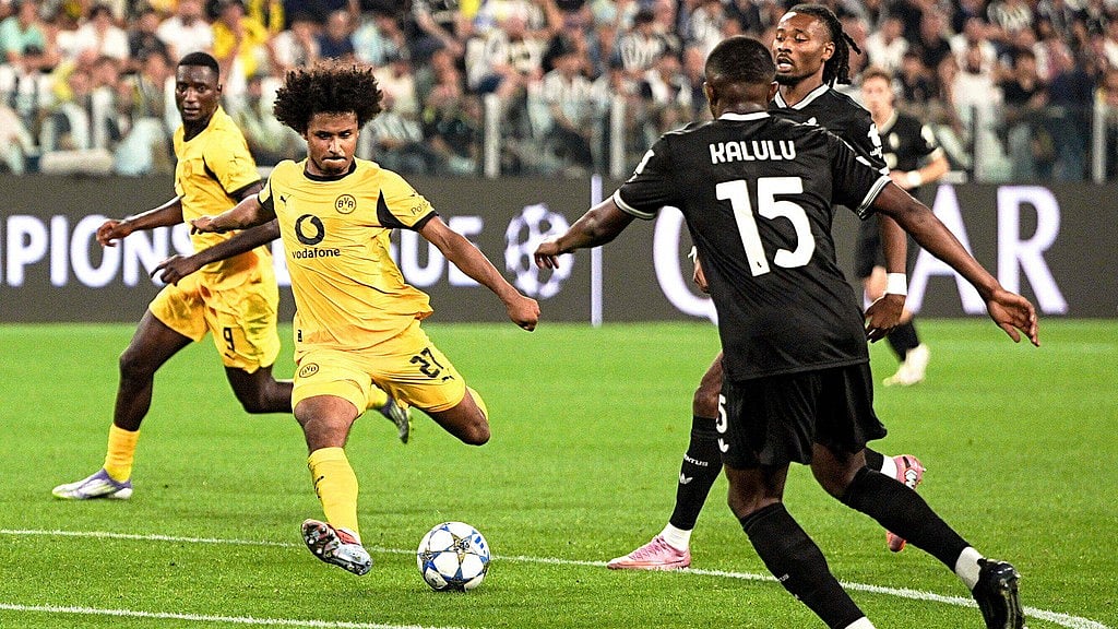 Marco Alpozzi/LaPresse : Dortmund's Karim Adeyemi, left, scores a goal during a Champions League soccer match between Juventus and Borussia Dortmund , Tuesday, Sept. 16 2025, in Turin.
