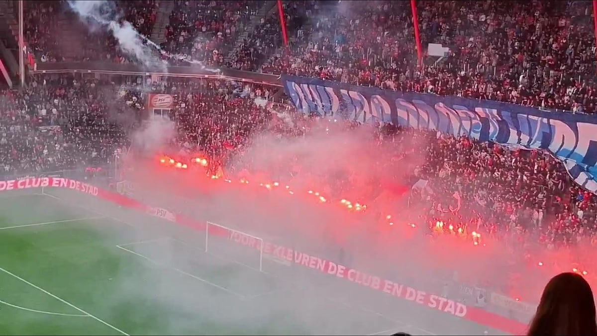 | Photo: X/RikElfrink : Flares were set off in the Philips Stadion ahead of the De Topper derby between PSV Eindhoven and Ajax.