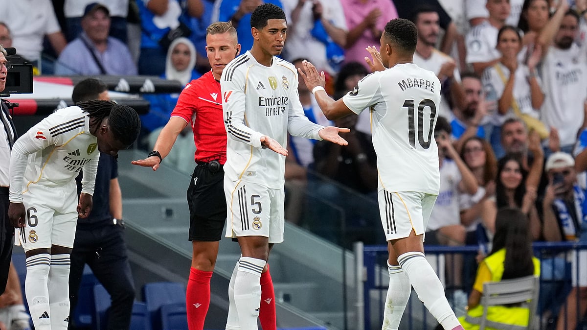 | Photo: AP/Manu Fernandez : Real Madrid's Kylian Mbappe, right, leaves the pitch during a substitution for Jude Bellingham, centre, during the Spanish La Liga soccer match between Real Madrid and Espanyol at the Santiago Bernabeu stadium in Madrid, Spain, Saturday, Sept. 20, 2025.