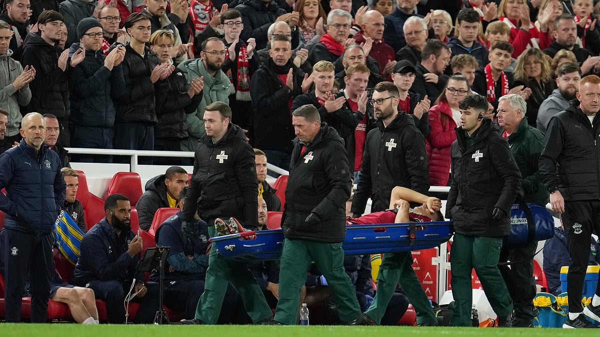 | Photo: AP/Jon Super : Paramedics carry on a stretcher Liverpool's Giovanni Leoni after an injury during the English League Cup third round soccer match between Liverpool and Southampton at the Anfield stadium in Liverpool, England, Tuesday, Sept. 23, 2025. 