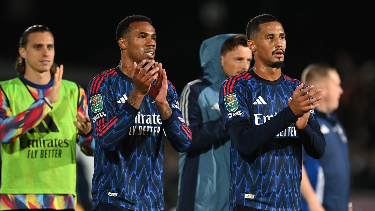 X/Arsenal : Arsenal players applaud the travelling support at ful-time.