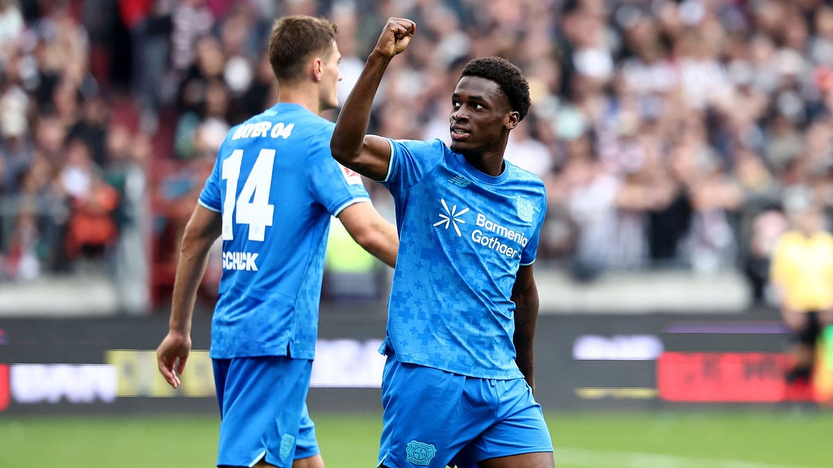 Ernest Poku celebrates his winner for Bayer Leverkusen against St. Pauli in Bundesliga 2025-26.