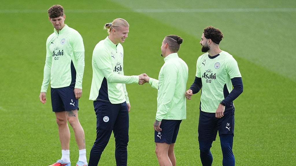 Martin Rickett/PA via AP : Manchester City's Erling Haaland (centre left) and Kalvin Phillips (centre right) during a training session at the City Football Academy, Manchester.