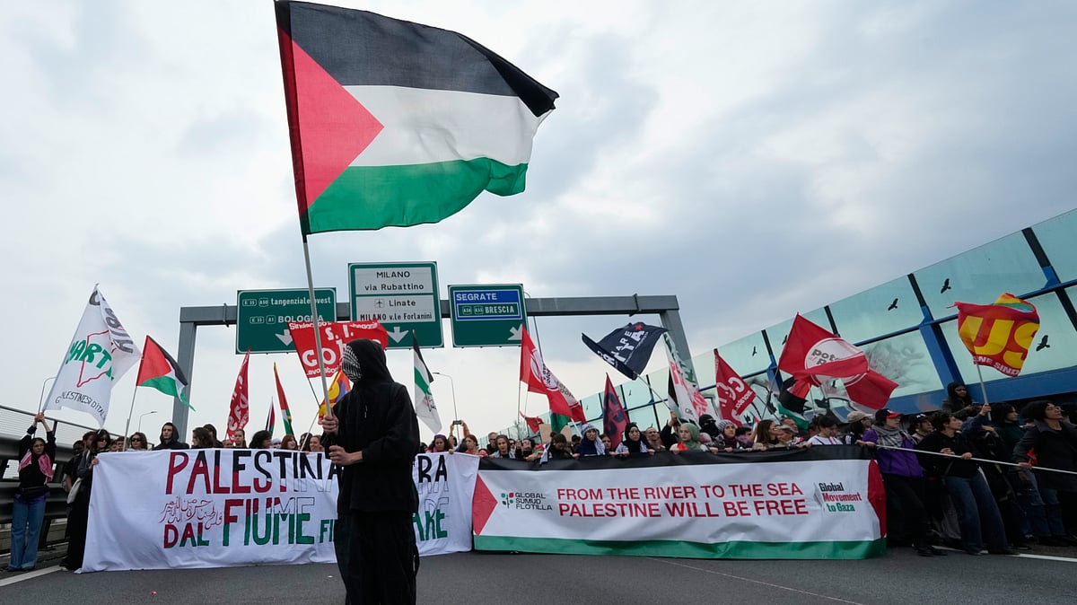 | Photo: AP/Luca Bruno : Pro-Palestinian demonstrators march along the Milan's ring road as they gather for a national general strike called by different unions to protest against the situation in Gaza two days after Israeli forces intercepted a Gaza-bound aid flotilla in the Mediterranean Sea, in Milan, Italy, Friday, Oct. 3, 2025.