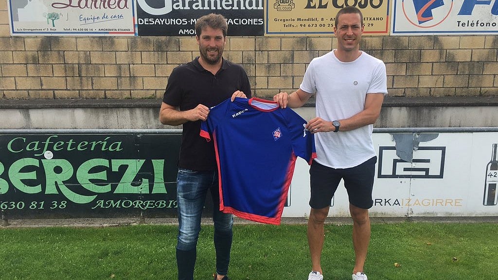 | Photo: X/SDAmorebieta : File photo of Koldo Obieta signing for SD Amorebieta.