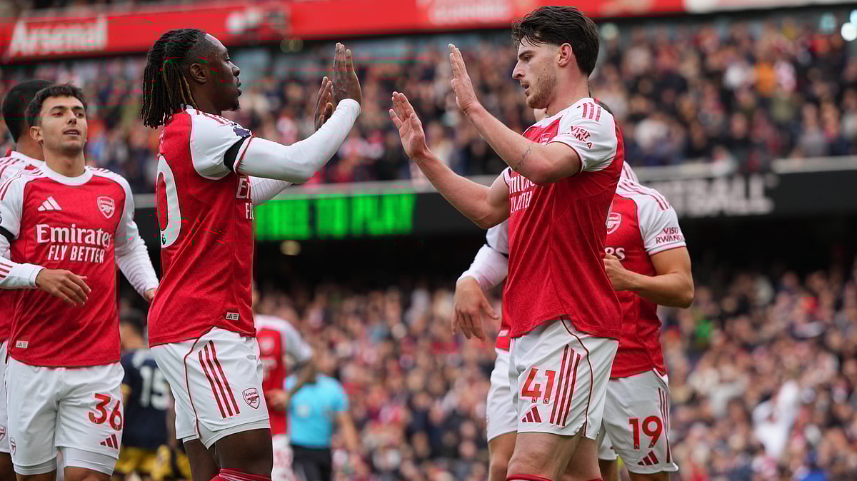 | Photo: AP/Kirsty Wigglesworth : Arsenal's Declan Rice, centre right, celebrates with teammates after scoring the opening goal during the substitution at the English Premier League soccer match between Arsenal and West Ham United at the Emirates stadium in London, Saturday, Oct. 4, 2025. 