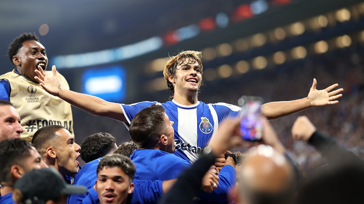 | Photo: AP/Luis Vieira : Porto's Rodrigo Mora celebrates with his teammates after scoring his side's second goal during the Europa League opening phase soccer match between FC Porto and Red Star Belgrade at the Dragao stadium in Porto, Portugal, Thursday, Oct. 2, 2025.