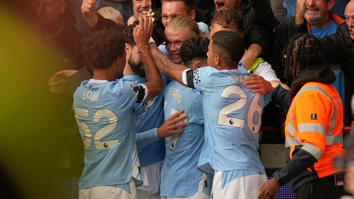 | Photo: AP/Alastair Grant : Manchester City players celebrate after a goal during the English Premier League soccer match between Brentford and Manchester City in London Sunday, Oct. 5, 2025.