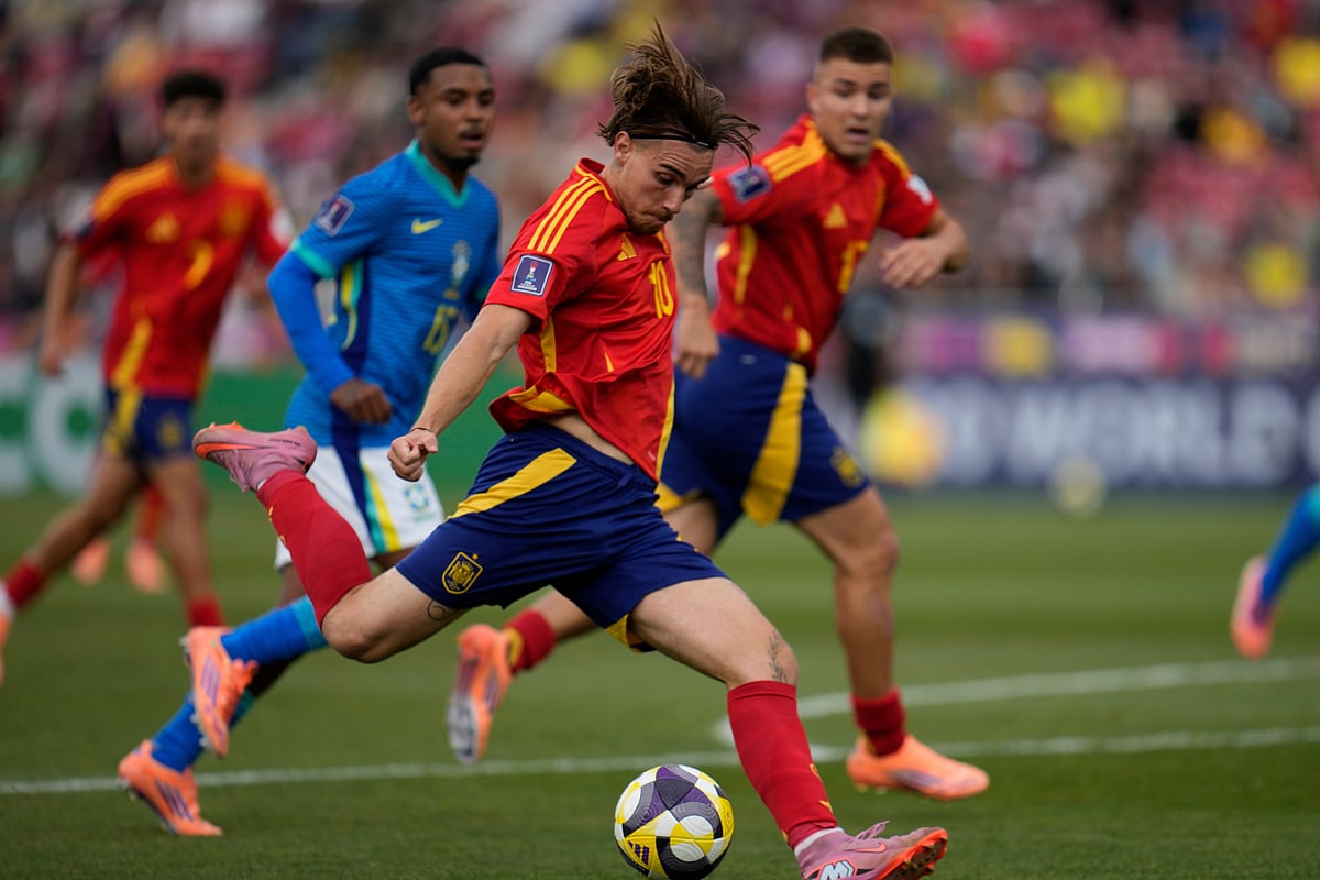 | Photo: AP/Matias Delacroix : Spain's Iker Bravo controls the ball during a FIFA U-20 World Cup Group C soccer match against Brazil at National Stadium in Santiago, Chile, Saturday, Oct. 4, 2025. 