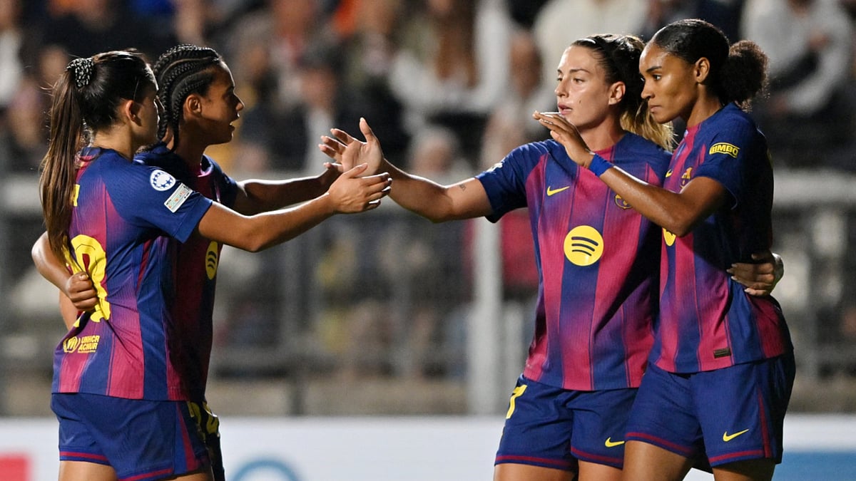 Kika Nazareth celebrates her goal with her Barcelona team-mates
