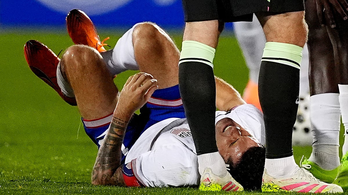 | Photo: AP/David Zalubowski : United States forward Christian Pulisic reacts after being injured against Australia in the first half of an international friendly soccer match Tuesday, Oct. 14, 2025, in Commerce City, Colo.