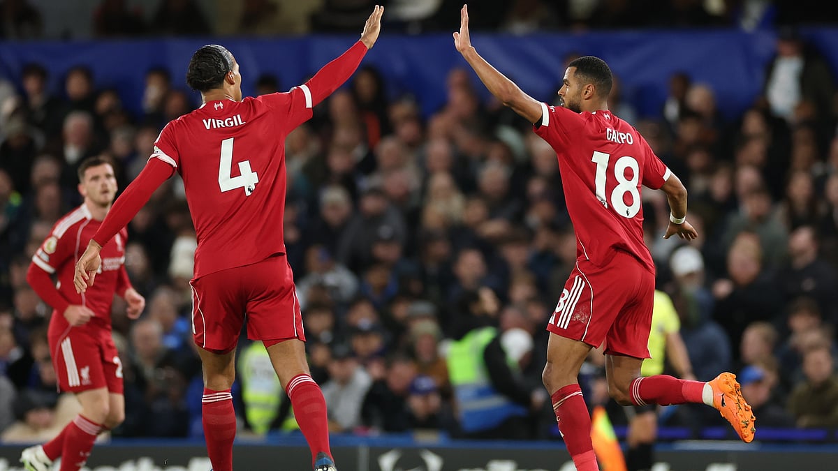| Photo: AP/Ian Walton : Liverpool's Cody Gakpo celebrates with Virgil van Dijk after scoring his side's first goal during the English Premier League soccer match between Chelsea and Liverpool at Stamford Bridge in London, Saturday, Oct. 4, 2025.