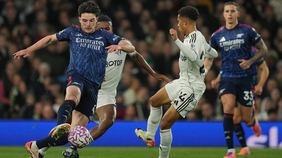 AP/Kin Cheung : Declan Rice, left, and Fulham's Josh King fight for the ball during the Premier League soccer match between Arsenal and Fulham in London.