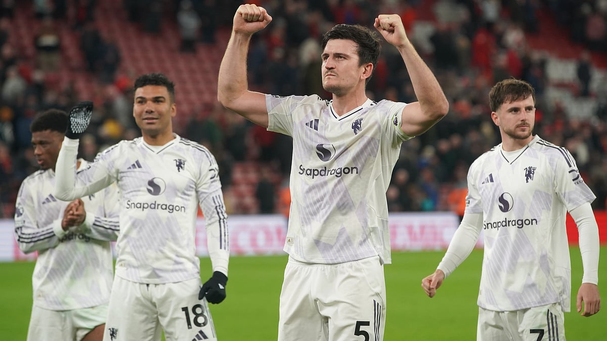 | Photo: AP/Ian Hodgson : Manchester United's Harry Maguire greets supporters after the English Premier League soccer match between Liverpool and Manchester United in Liverpool, England, Sunday, Oct. 19, 2025. 