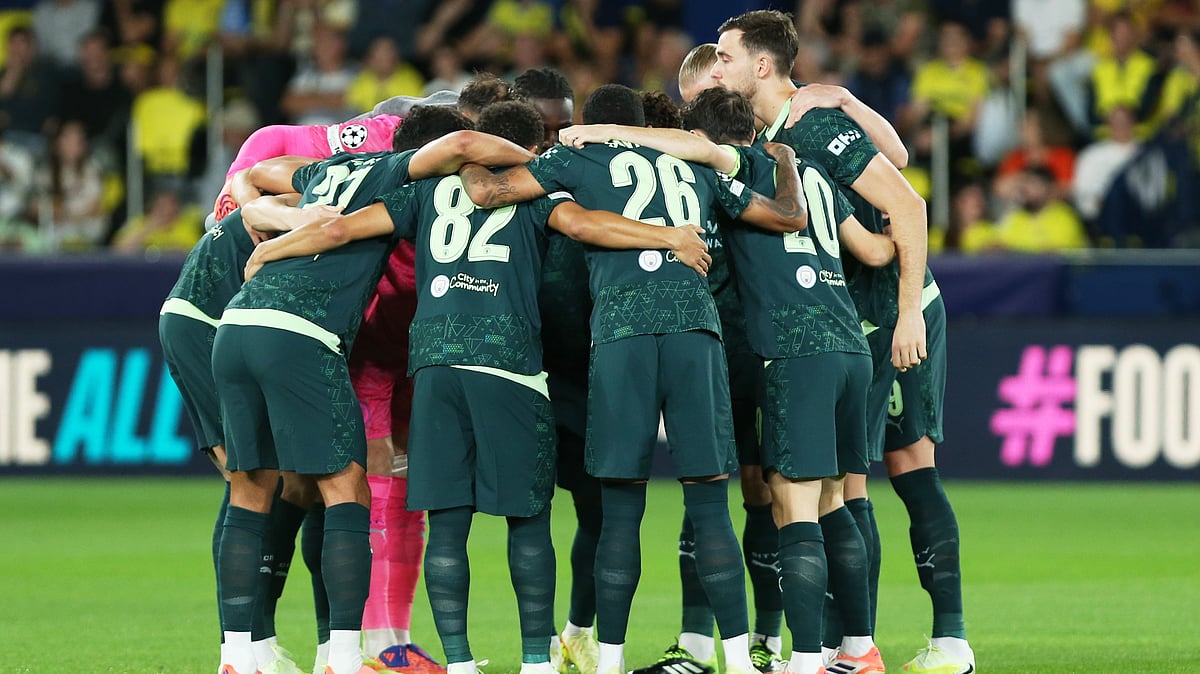 | Photo: AP/Alberto Saiz : Manchester City team huddles just prior to kick off of the Champions League opening phase soccer match between Villarreal and Manchester City in Villarreal, Spain, Tuesday, Oct. 21, 2025.