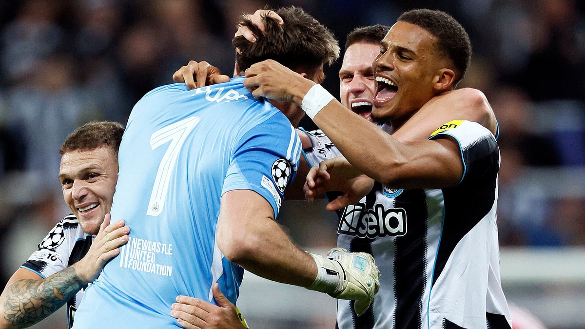 | Photo: AP/Richard Sellers : Newcastle United goalkeeper Nick Pope, second left, celebrates with teammates after assisting Harvey Barnes to score during the UEFA Champions League match between Benfica and Newcastle, in Newcastle-upon-Tyne, England, Tuesday Oct. 21, 2025.