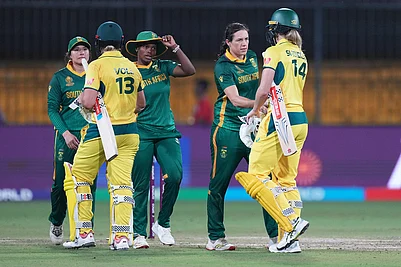 | Photo: AP/Ajit Solanki : Australias players, wearing yellow, and South Africas players shake hands after Australia won the match during the ICC Womens Cricket World Cup match between Australia and South Africa in Indore.