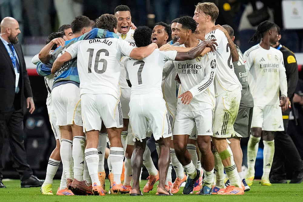 | Photo: AP/Bernat Armangue : Real Madrid players celebrate after a La Liga soccer match between Real Madrid and Barcelona in Madrid, Spain.