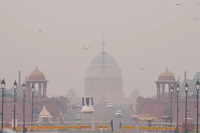 | Photo: PTI/Kamal Kishore : A layer of smog engulfs the Rashtrapati Bhavan after deterioration in the air quality in Delhi-NCR, in New Delhi.