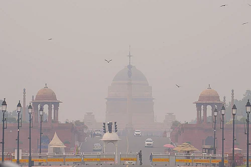 | Photo: PTI/Kamal Kishore : A layer of smog engulfs the Rashtrapati Bhavan after deterioration in the air quality in Delhi-NCR, in New Delhi.