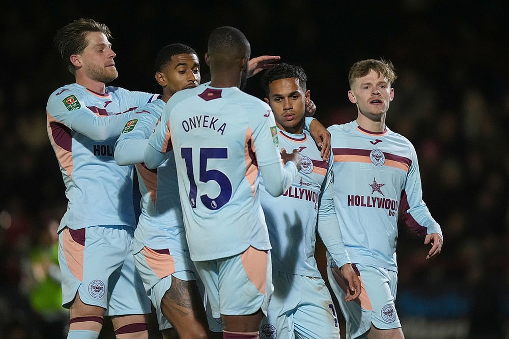 | Photo: Mike Egerton/PA via AP : EFL Cup 2025-26, Grimsby Town vs Brentford: Brentford's Fabio Carvalho, second right, celebrates scoring with teammates during the English League Cup fourth round soccer match between Grimsby Town and Brentford in Grimsby, England.