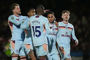 | Photo: Mike Egerton/PA via AP : EFL Cup 2025-26, Grimsby Town vs Brentford: Brentford's Fabio Carvalho, second right, celebrates scoring with teammates during the English League Cup fourth round soccer match between Grimsby Town and Brentford in Grimsby, England.