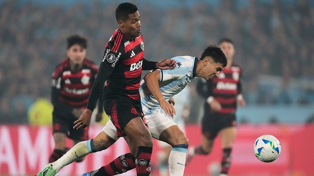 Photo: AP : Alex Sandro of Brazil's Flamengo, left, and Santiago Solari of Argentina's Racing Club battle for the ball during a Copa Libertadores semi-final second leg match in Buenos Aires, Argentina.