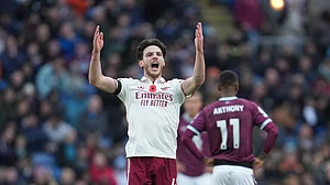 (AP Photo/Jon Super) : Arsenal's Declan Rice celebrates after scoring his side's second goal during the English Premier League soccer match between Burnley and Arsenal in Burnley, England, Saturday, Nov. 1, 2025.